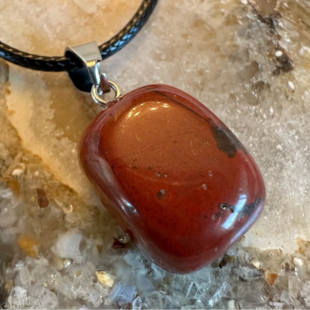 3123 Chic Red Polished Stone Pendant Necklace